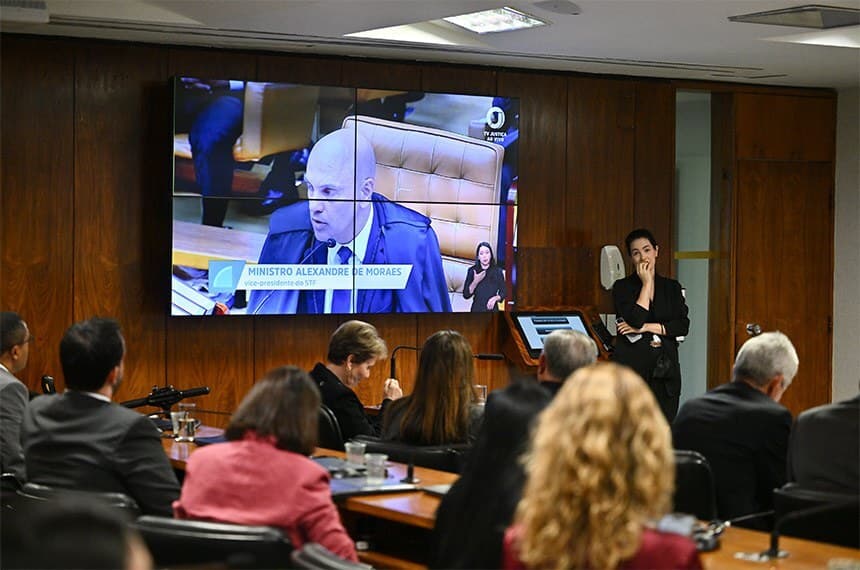 Campanha de Flávio ignora relação com Vorcaro e tenta associar briga no STF a Lula
