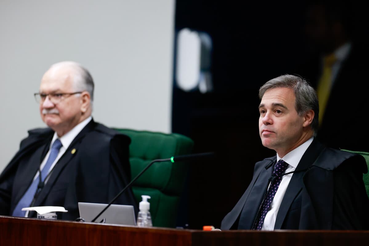 Três decisões em 32 horas no STF: o relógio eleitoral de Mendonça e a hora de Fachin atuar