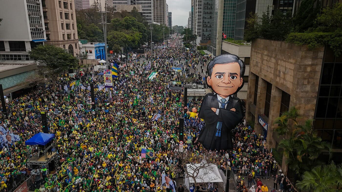 No caos, evangélicos rezam para Mendonça e pulam no colo de Flávio